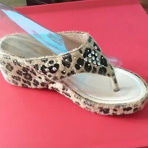 Leapord fur like sandals with studs SZ 8.5